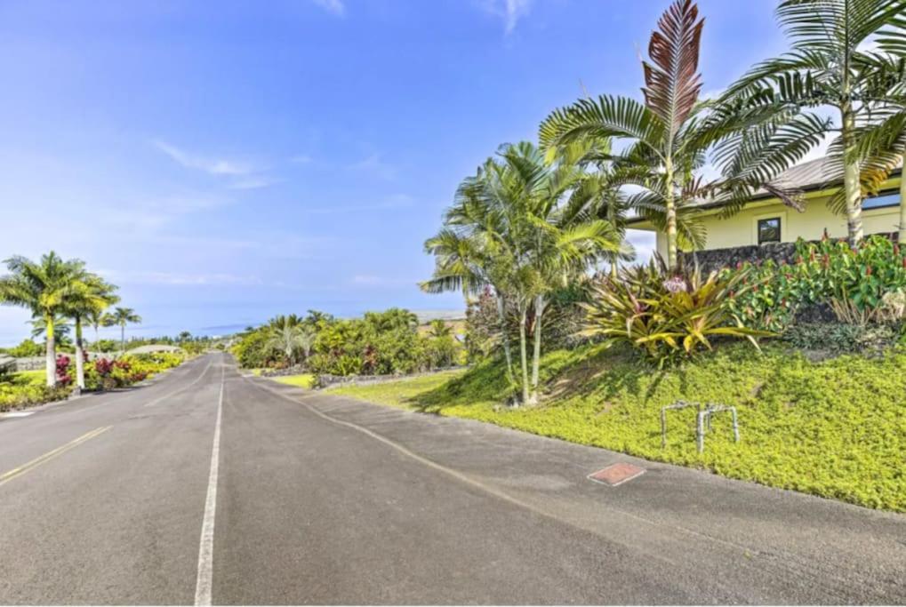 Sweeping Ocean Views Ideal Location Gated Villa Kailua-Kona Exterior photo