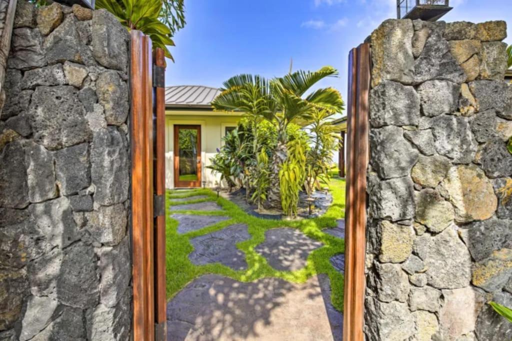 Sweeping Ocean Views Ideal Location Gated Villa Kailua-Kona Exterior photo