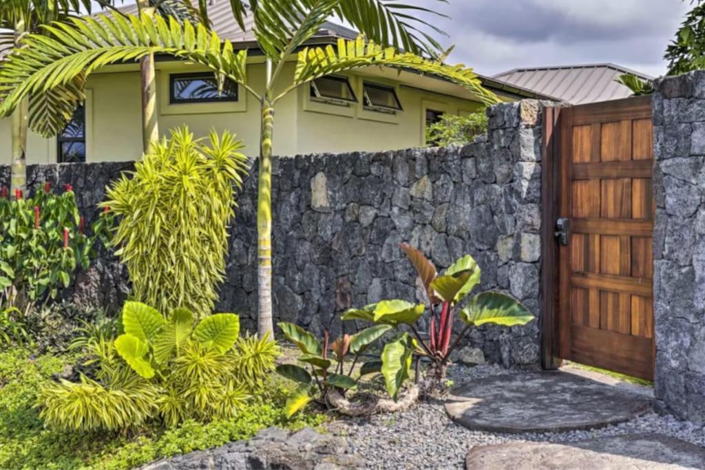 Sweeping Ocean Views Ideal Location Gated Villa Kailua-Kona Exterior photo